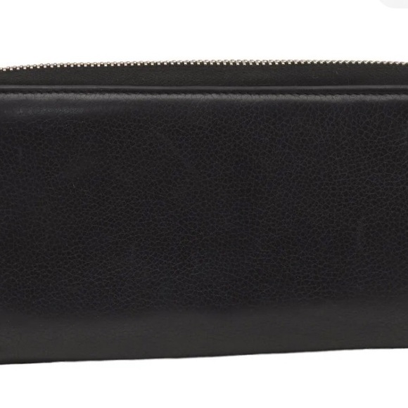 Authentic Gucci woman’s wallet A couple small nicks here and there - Picture 12 of 16